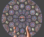 Rosace de la cathédrale avec l'application d'intelligence artificielle de reconnaissance des vitraux