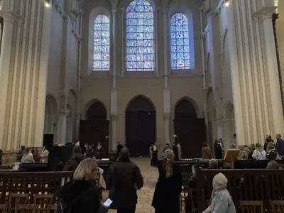 Des visiteurs contemplent les vitraux de la cathédrale Notre-Dame de Chartres