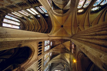 Vue de la nef et des vitraux de la cathédrale Notre-Dame de Chartres